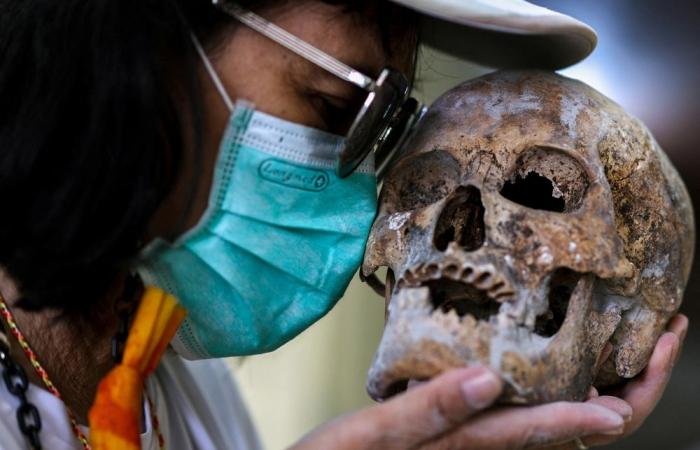 Thai ceremony for the dead brings good karma and emotional closure