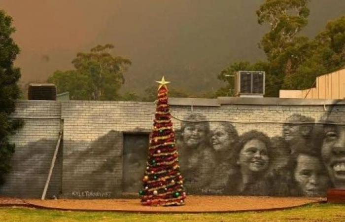 Australian towns evacuated over Christmas as fires rage