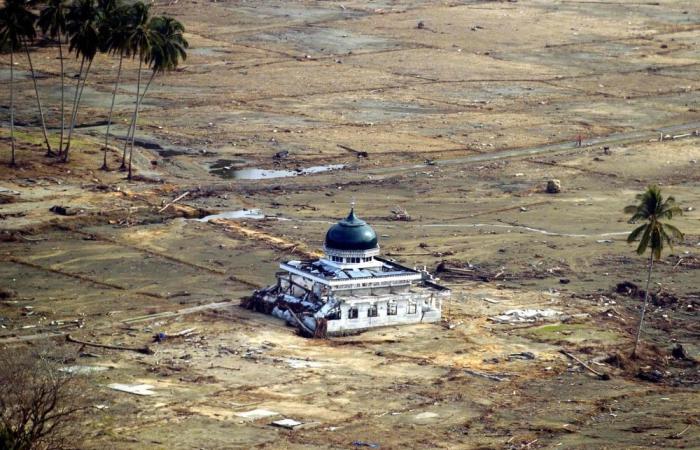 Siren rings as Indonesian mourners mark 20 years after deadly tsunami