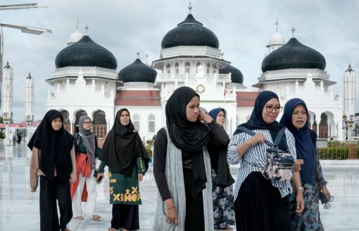 Siren rings as Indonesian mourners mark 20 years after deadly tsunami