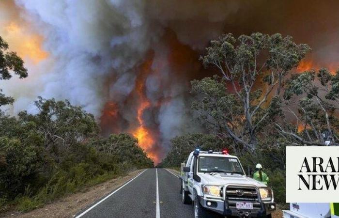 Rural communities urged to flee east Australia bushfire