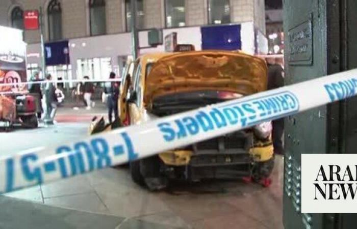 New York taxi jumps sidewalk outside Macy’s on Christmas Day, injuring 7