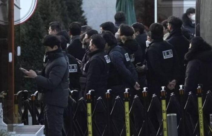 Standoff in Seoul as officers attempt to enter presidential residence to arrest Yoon