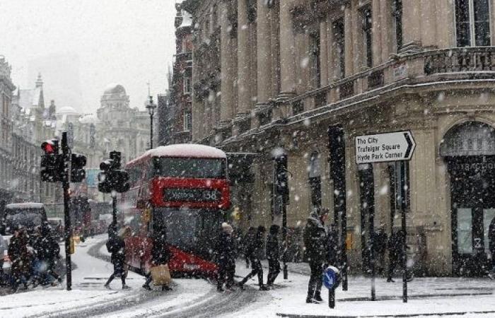 First snowfall of the year blankets London as UK braces for snow and ice