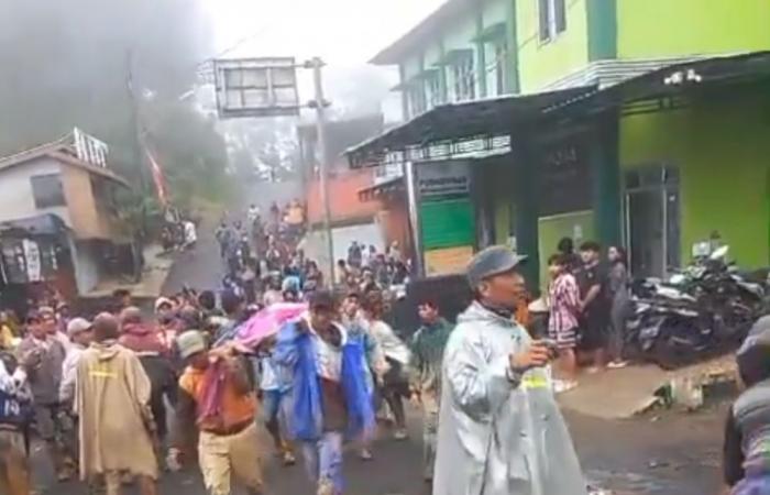 Landslide triggered by heavy rain in Indonesia: 16 dead, 5 missing