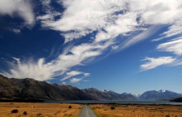 New Zealand eases visa rules to lure 'digital nomads'