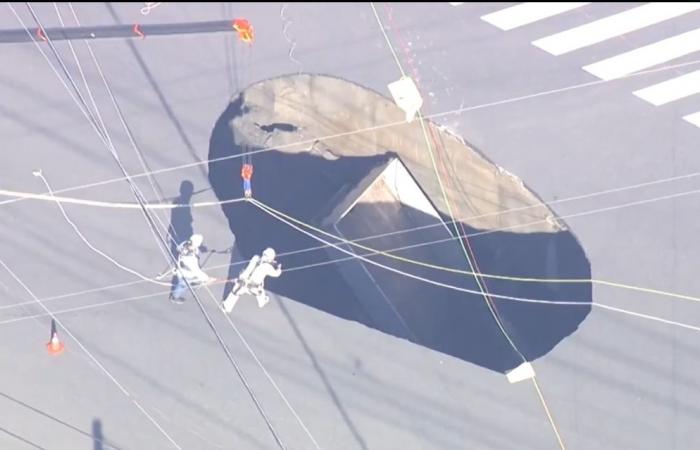 Japan truck driver still trapped in sinkhole for over 24 hours as rescue efforts continue (VIDEO)