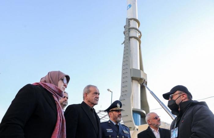 Iran unveils new ballistic missile in show of force