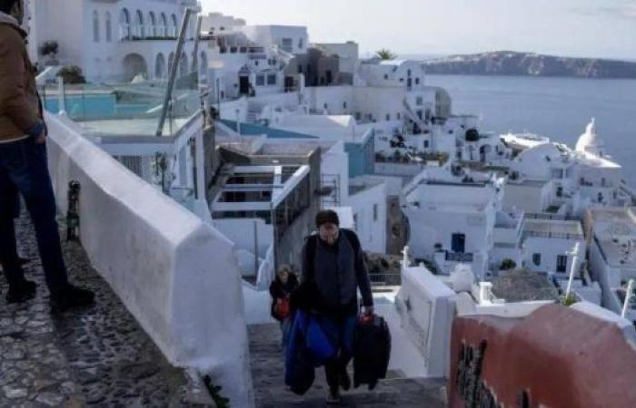 Thousands evacuate Greek island amid earthquake fears