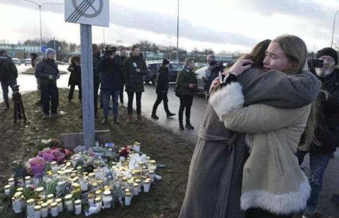 People in Örebro light candles in tribute to victims of Swedish mass shooting