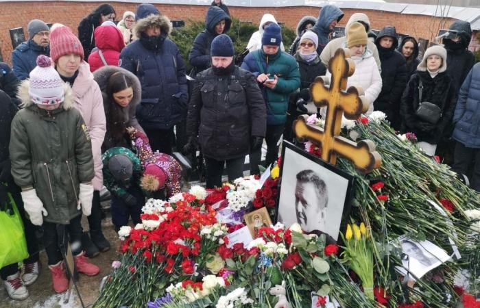 Hundreds gather at Navalny grave on death anniversary