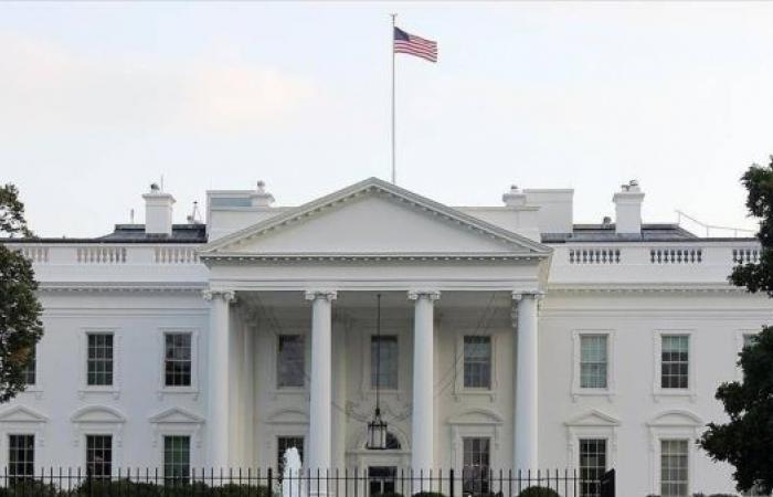 Armed man shot by Secret Service outside White House after brandishing firearm: Report