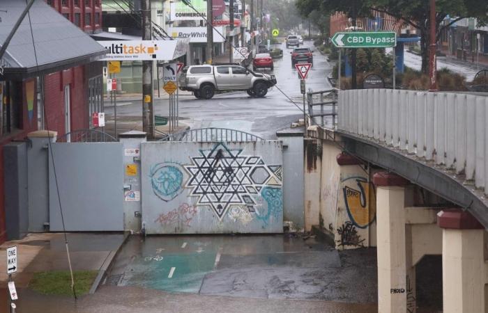 Floods hit eastern Australia, 200,000 properties blacked out