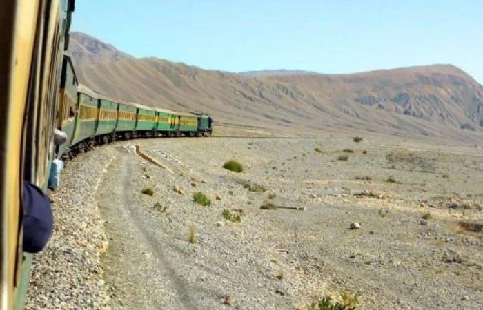 Militants 'hijack' train carrying hundreds of passengers  in Pakistan