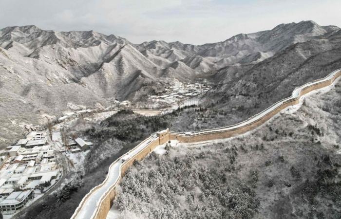 China deports Japanese pair after two weeks of detention for flashing buttocks at Great Wall