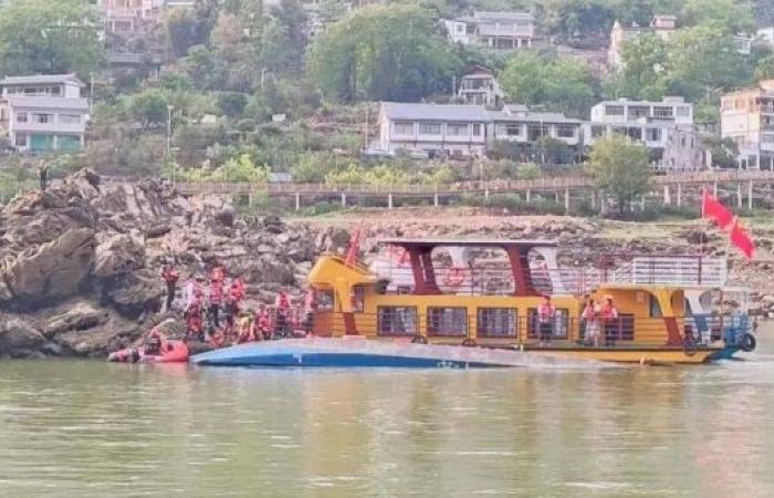 Ten dead after tourist boats capsize in China