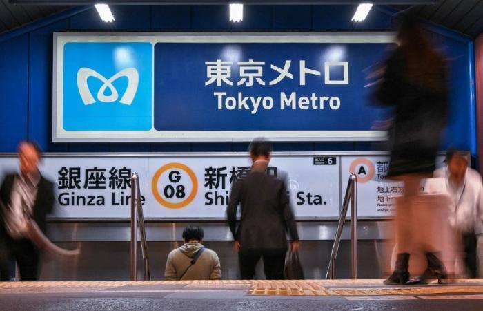 Media: Tokyo Metro suspends service after knife attack injures multiple people; suspect detained
