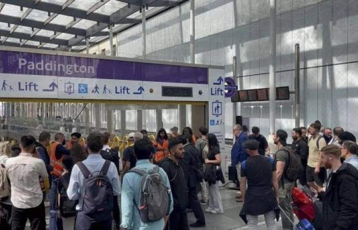 Power outage 'for matter of minutes' disrupts London Underground in rush hour