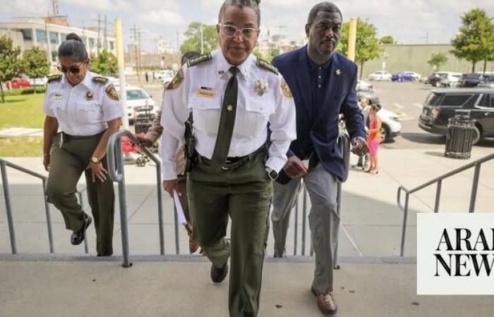 10 escape from New Orleans jail through hole in cell wall while lone guard left to get food