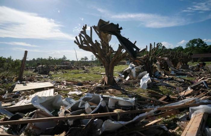 Storms kill 25 in central and south US, flatten homes, cut power to hundreds of thousands