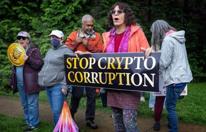 Wealthy foreign crypto investors descend on Trump’s golf club for US$148m $TRUMP meme coin dinner, raising concerns over foreign influence in US politics