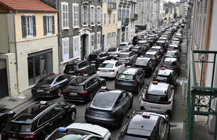 Taxi drivers to block Paris airports and Roland Garros in showdown with government