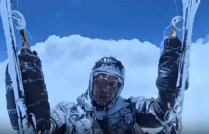 Chinese paraglider survives accidental 8000m-high flight