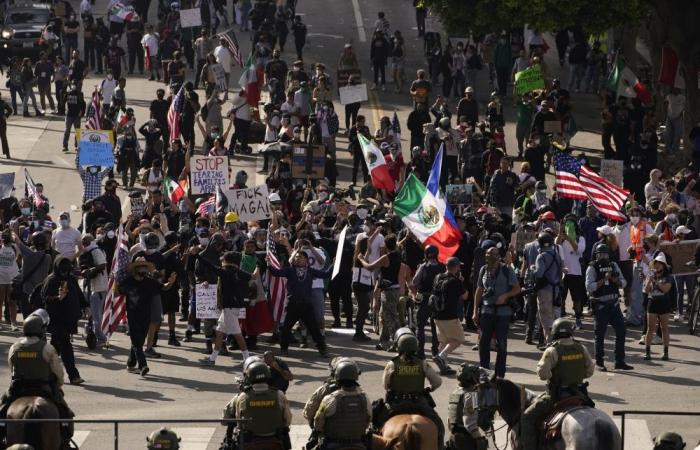 ‘No crown for the clown’: Tens of thousands throng US streets against ‘king’ Trump in nationwide rallies