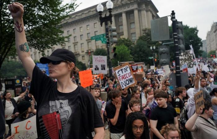 ‘No crown for the clown’: Tens of thousands throng US streets against ‘king’ Trump in nationwide rallies