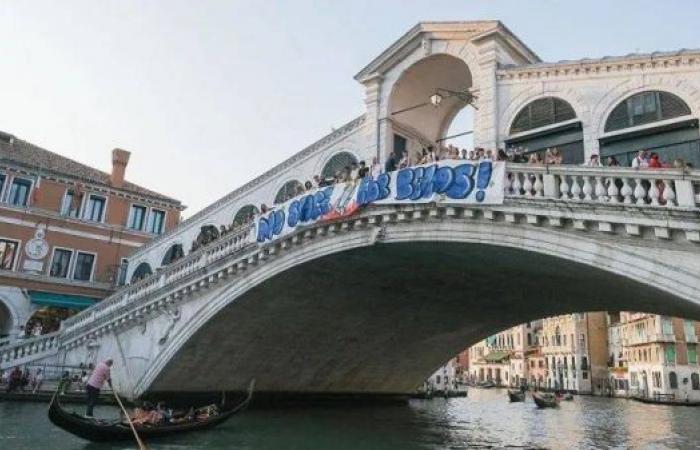 Venice activists plan to disrupt Jeff Bezos's wedding