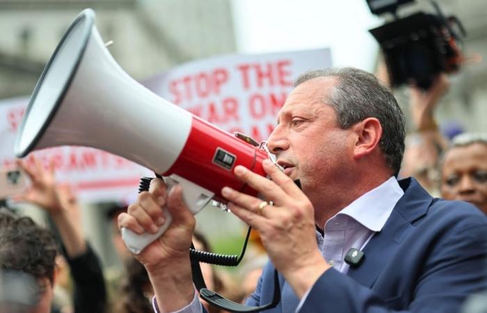 Immigration crackdown escalates as NY candidate Brad Lander detained demanding warrant at courthouse