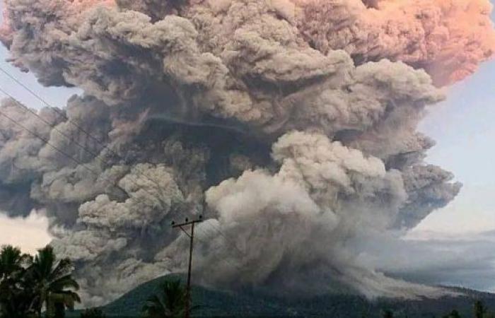 Indonesia issues highest alert as volcano erupts