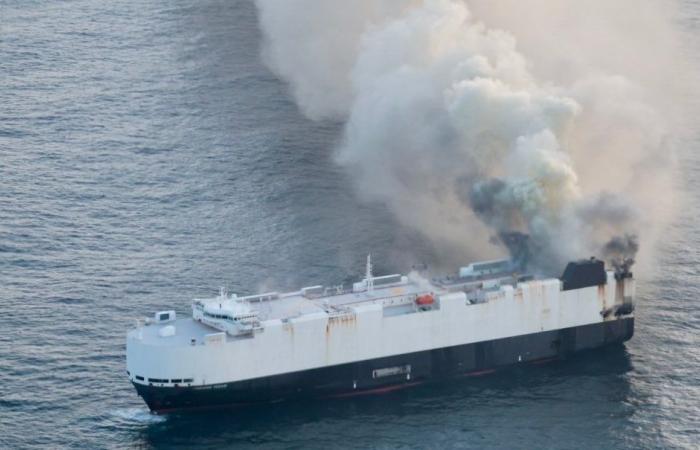 Burning car carrier bound for Mexico sinks in Pacific, 3,000 vehicles lost