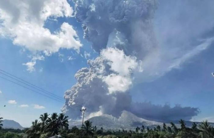 Indonesian volcano spews massive ash cloud as it erupts again