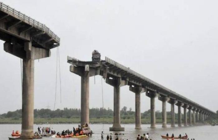 Survivors recall moment India bridge collapsed