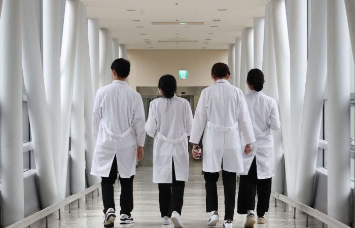 Thousands of South Korean medical students to return to class after 17-month boycott