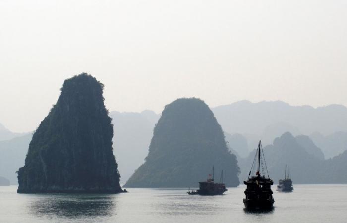 Halong Bay tourist boat capsizes in stormy weather, 27 confirmed dead