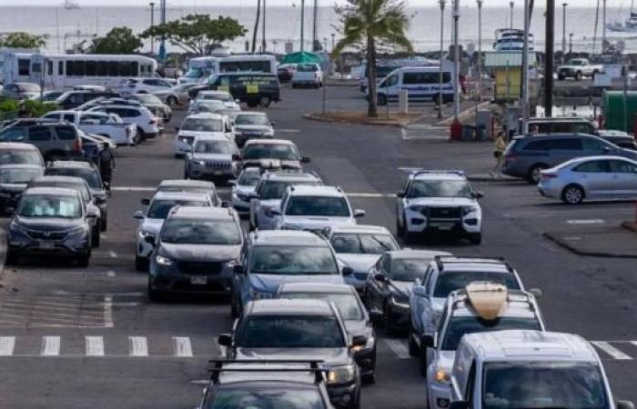Hawaiians cram roads away from coasts as tsunami waves arrive