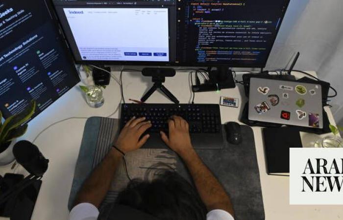 Afghan women turn to online courses as the Taliban bans education