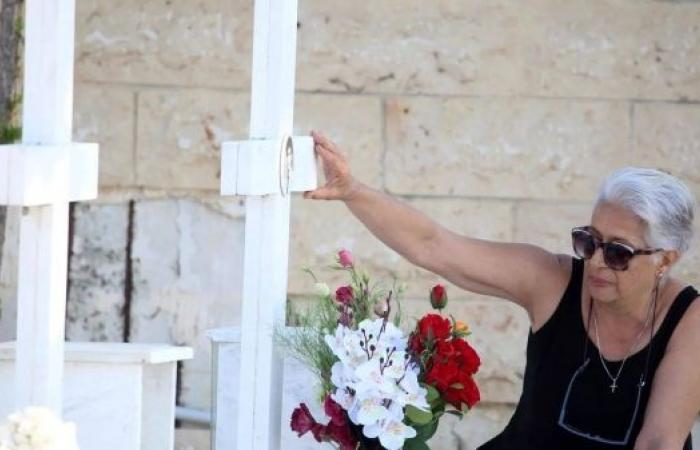 Greek and Turkish Cypriots unite to restore cemeteries along Green Line