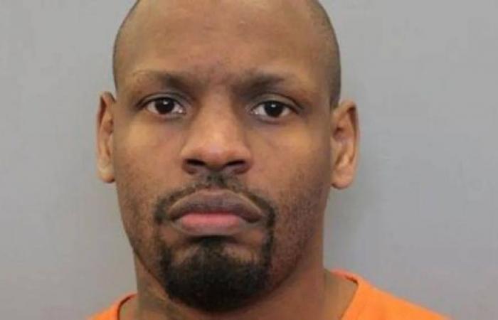Texas police hunt convict 'mistakenly' freed from jail