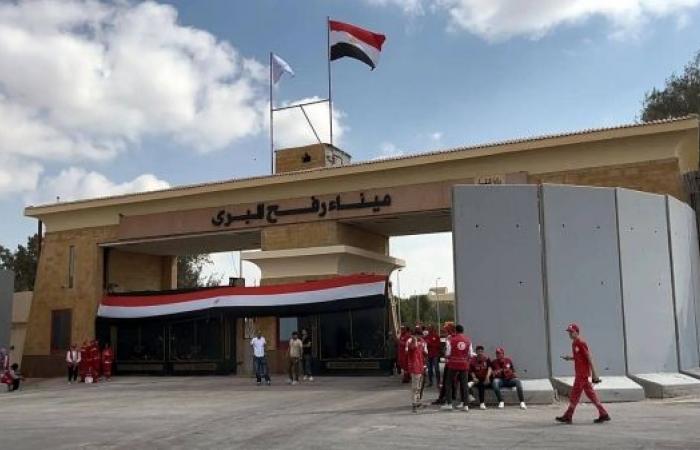 Aid drivers hope for Gaza entry as Egyptian and Palestinian leaders meet at Rafah crossing