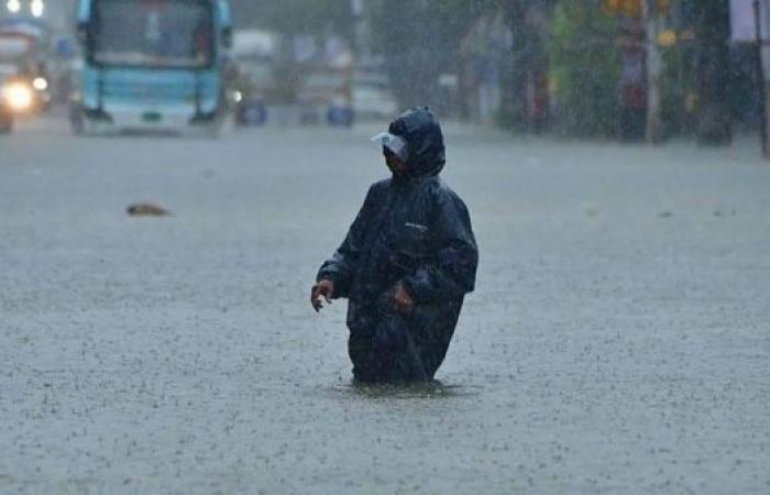 Heavy rain paralyzes India's financial capital Mumbai