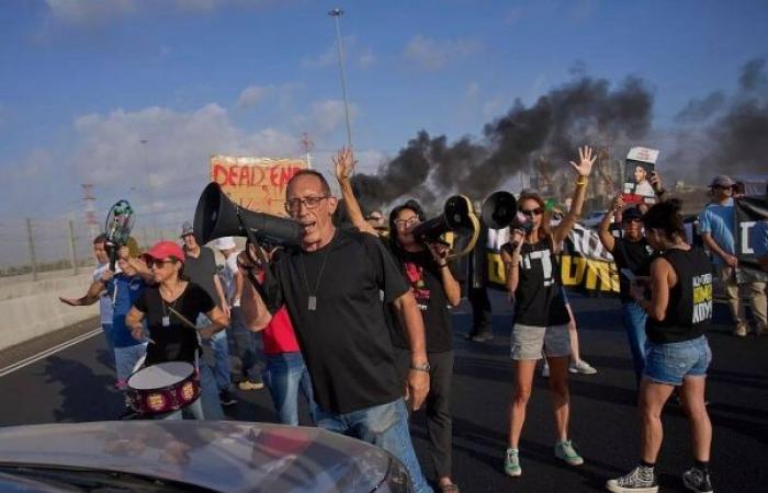 Israeli protesters block highways asking government to secure release of hostages in Gaza