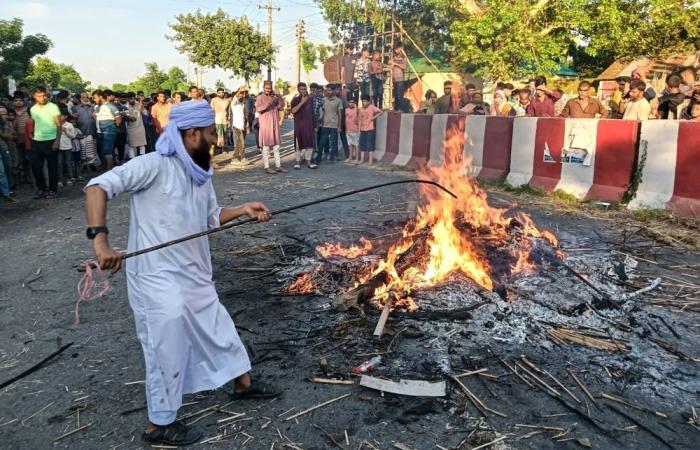 Bangladesh police launch manhunt after riot over cleric's grave