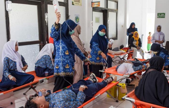 Indonesian families demand suspension of Prabowo’s free meal plan after 6,400 food poisoning cases