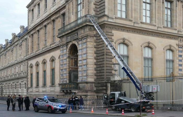 ‘France has been stolen’: French crown jewels snatched in Hollywood-style daytime heist at Paris’ Louvre