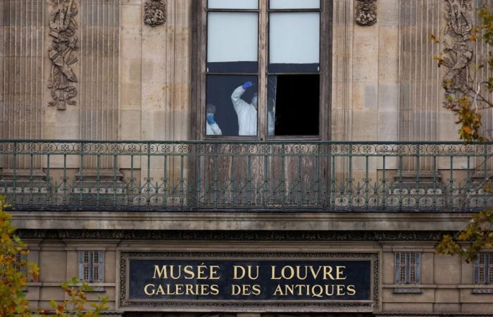 ‘France has been stolen’: French crown jewels snatched in Hollywood-style daytime heist at Paris’ Louvre