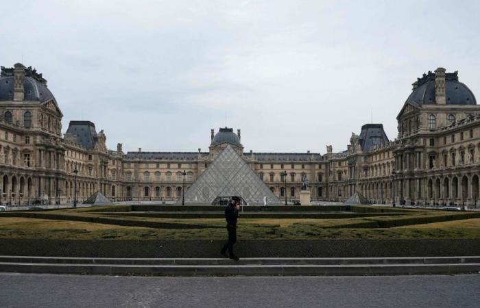 ‘France has been stolen’: French crown jewels snatched in Hollywood-style daytime heist at Paris’ Louvre