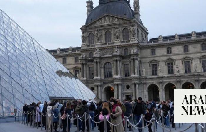 Louvre reopens for first time after jewel heist